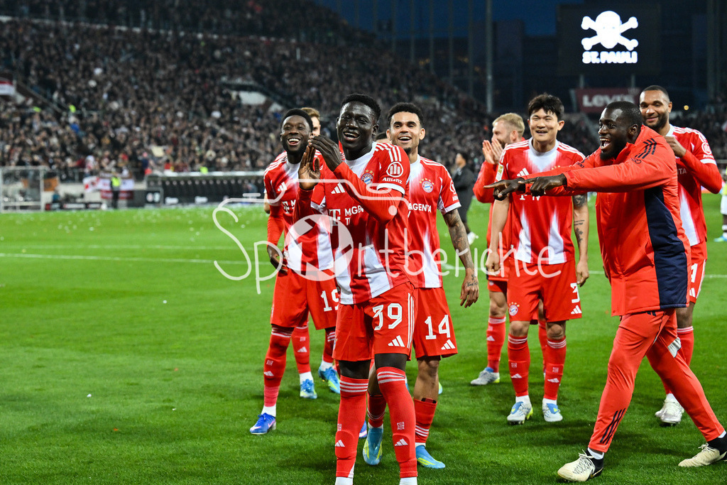 FC St. Pauli - FC Bayern München | ST. PAULI, DEUTSCHLAND - 11. APRIL: die Spieler der Bayern feiern zusammen mit Fans den Auswärssieg in Hamburg nach dem Bundesligamatch zwischen dem FC St. Pauli und dem FC Bayern München am 29. Spieltag im Millerntor Stadion / DFL REGULATIONS PROHIBIT ANY USE OF PHOTOGRAPHS AS IMAGE SEQUENCES AND/OR QUASI-VIDEO / Bara NDIAYE (FC Bayer Munich 39)