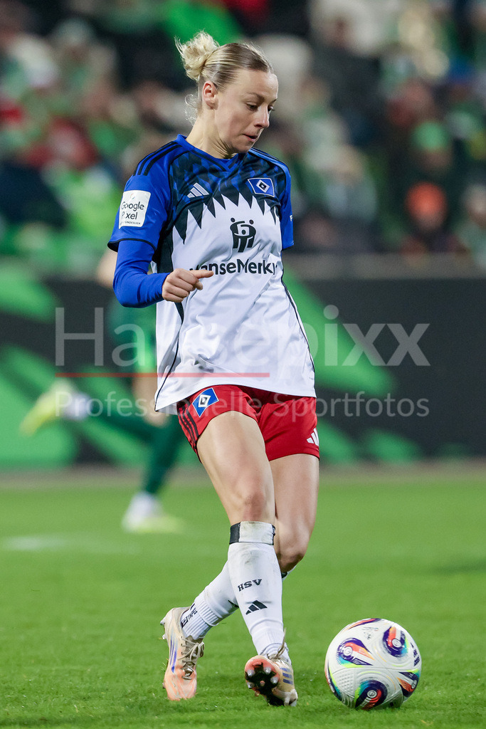 Fussball, Google Pixel Frauen-Bundesliga, VfL Wolfsburg - Hamburger SV | Sophie Hillebrand (Hamburger SV, 22) am Ball, Einzelbild, Ganzkörper, Aktion, Action, Spielszene, DIE DFB-RICHTLINIEN UNTERSAGEN JEGLICHE NUTZUNG VON FOTOS ALS SEQUENZBILDER UND/ODER VIDEOÄHNLICHE FOTOSTRECKEN. DFB REGULATIONS PROHIBIT ANY USE OF PHOTOGRAPHS AS IMAGE SEQUENCES AND/OR QUASI-VIDEO.