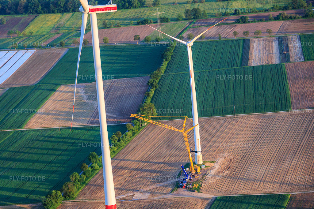 Luftbild: Baustelle zum Abriss der 22 Jahre alten Windräder im Rahmen des Repowering des Windpark Minfeld. JUWI in Minfeld im Bundesland Rheinland-Pfalz in Deutschland.Foto: IMG_156228.jpg vom 09.05.2026 durch Werner Riehm/FLY-FOTO.deAuflösung des Originals: 5391 x 3594 pxJUWI Windparks - JUWI