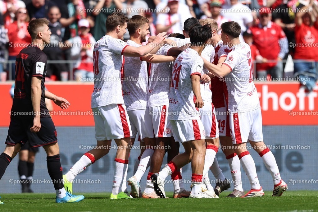 xKWIx11042601023 | 2026.04.11, xkwix, Fußball, 3.Liga, Rot-Weiss Essen -  FC Ingolstadt, Stadion an der Hafenstraße, 33.Spieltag, Saison 2025 / 2026: Tor zum 1:0 durch Dickson Abiama (Rot-Weiss Essen #11) mit jubelnder Mannschaft DFB regulations prohibit any use of photographs as image sequences and or quasi-video. Photo: xKamilxWilkowskixPressefotoKochx