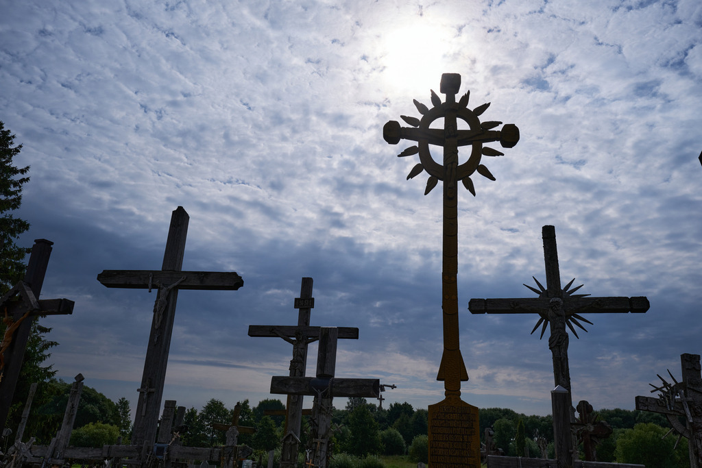 Berg der Kreuze | Litauen - August 19, 2022: Besuch beim Berg der Kreuze, das Wahrzeichen litauischen Glaubens und des Widerstands. - Realisiert mit Pictrs.com