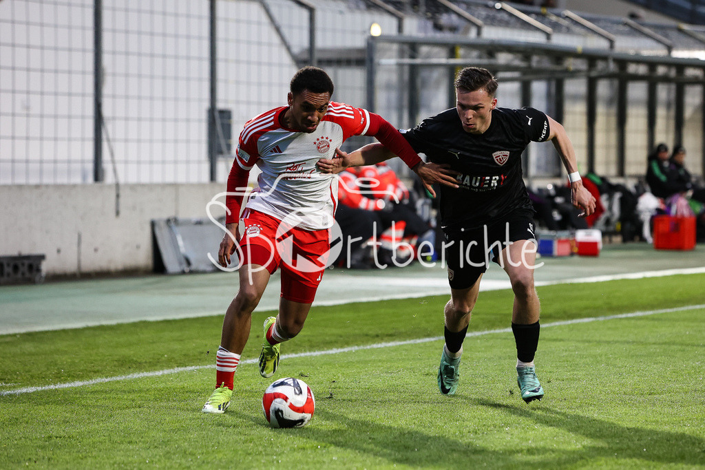 FC Bayern Amateure - TSV Buchbach | im DUell Vincent MANUBA (FCB #20) und Tobias STOSSBERGER (TSV #11) / Zweikampf