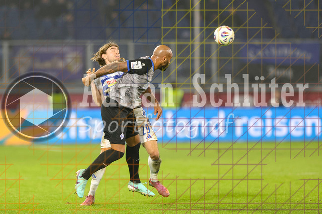 MSV Duisburg vs SV Waldhof Mannheim - 3. Liga | Duisburg, Deutschland, 07.11.25:   Joshua Bitter (MSV Duisburg) und Terrence Boyd (SV Waldhof Mannheim) im Kampf um den Ball waehrend des Spiels der 3. Liga MSV Duisburg vs SV Waldhof Mannheim in der schauinsland-reisen-arena(Foto von Brauer-Fotoagentur / Adrian Schlueter)