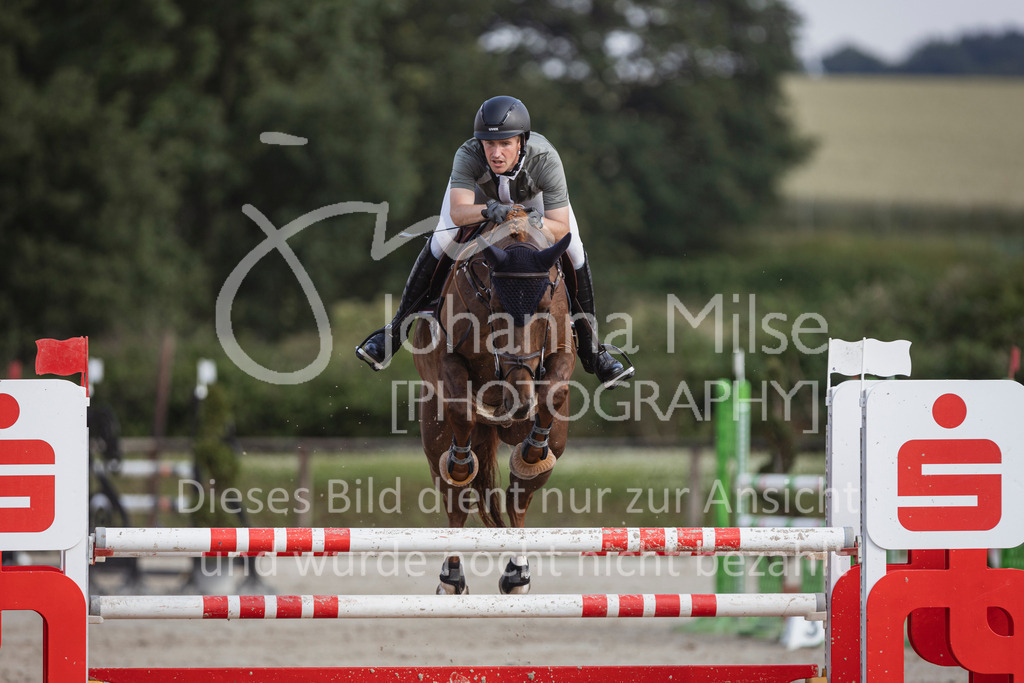 240627_LüPfSpTa_SprPf-M-259 | Deine schönsten Turniermomente als professionelle Fotos! Entdecke hochwertige Pferdesport-Fotografie im Online-Shop. Jetzt Fotos finden & bestellen!