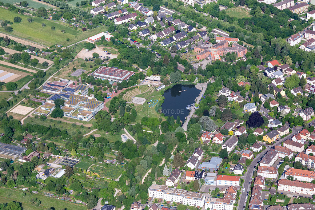 Luftbild: Albgauhalle am Horbachpark und Horbachsee in Ettlingen im Bundesland Baden-Württemberg in Deutschland. Foto: IMG_131623.jpg vom 22.05.2022 durch Werner Riehm/FLY-FOTO.deEttlingen