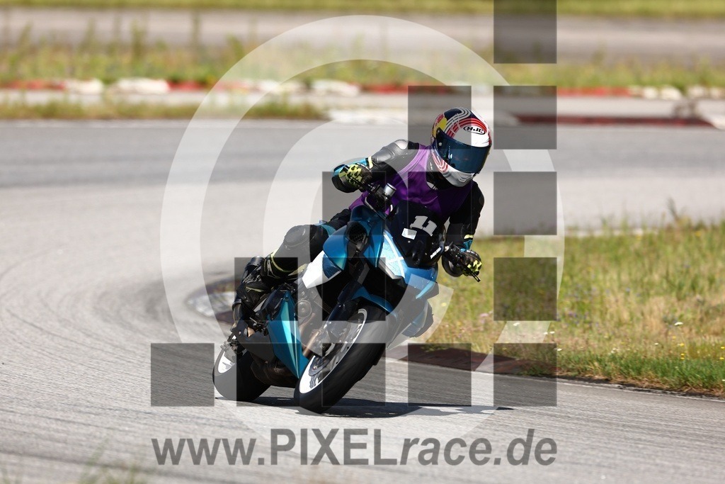 0011-20240805_00998 | Schöne Erinnerungen an spannende Momente - das festzuhalten ist unser Job. PIXELrace.de ist seit 2003 auf den Rennstrecken Europas unterwegs um die Action draußen beim Fahren und die wunderbare Stimmung imm Fahrerlager für euch einzufangen.