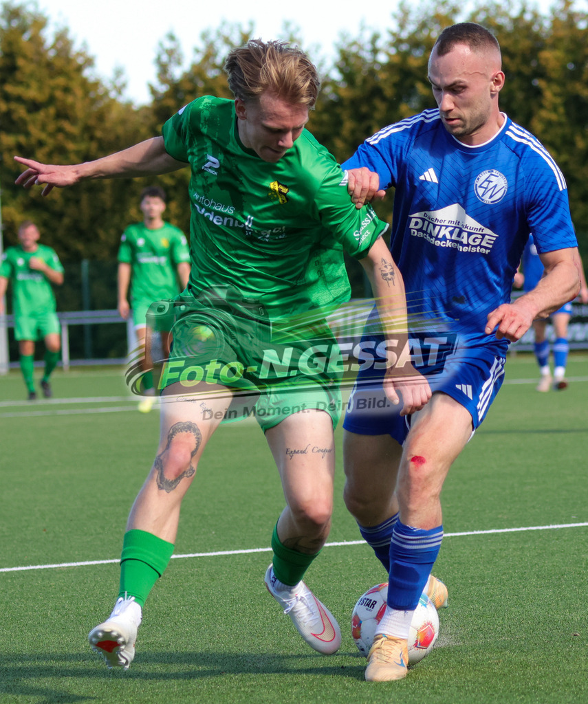 SC Enger - SV Enger-Westerenger | Auf dem Bild zu sehen: grün SC Enger: Flemming Morten Heidbrink ; blau SV Enger-Westerenger: Marlon Meyer SC Enger, SV Enger-Westerenger, Saison 26/27, Kreisliga A, Enger, Deutschland - Realisiert mit Pictrs.com