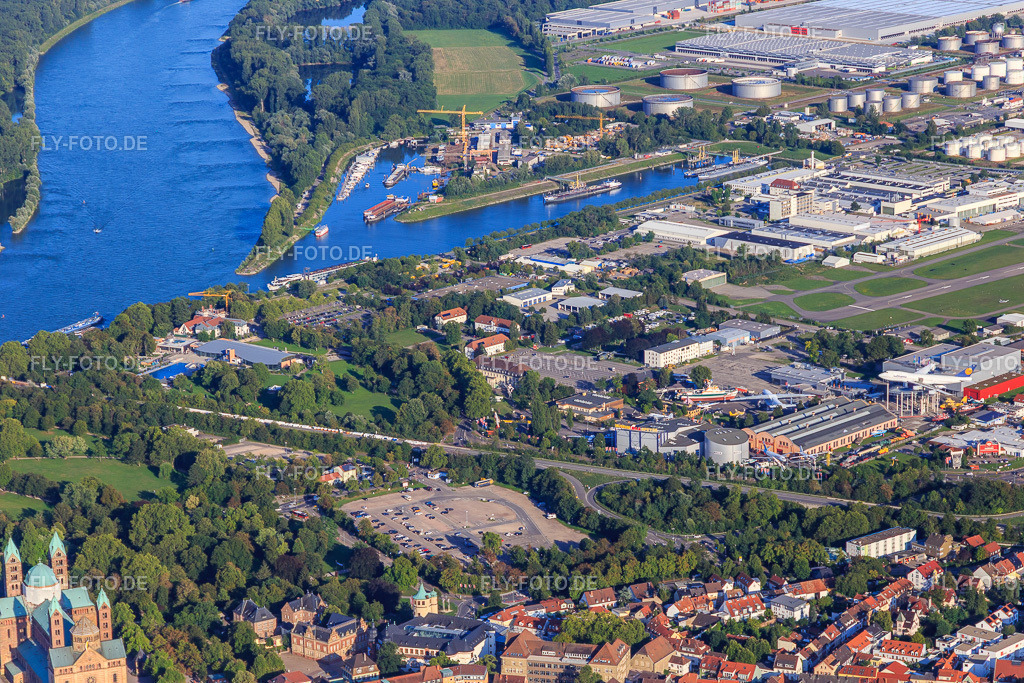 Parkplatz Dom zu Speyer an der B39 https://www.dom-zu-speyer.de/besuchen/anfahrt-parken/ | Luftbild: Parkplatz Dom zu Speyer an der B39 https://www.dom-zu-speyer.de/besuchen/anfahrt-parken/ in Speyer im Bundesland Rheinland-Pfalz in Deutschland. Foto: IMG_116693.jpg vom 14.08.2019 durch Werner Riehm/FLY-FOTO.de - Realisiert mit Pictrs.com