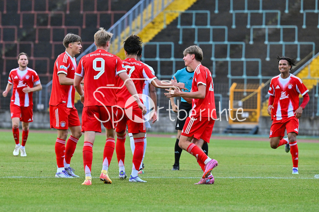 FC Augsburg II - FC Bayern Amateure | Jubel nach dem Treffer zum 1-1 Ausgleich durch Adin LICINA (FC Bayern Muenchen II 7) / Tor / Torschuetze / Freude / Happy / Regionalliga Bayern: FC Augsburg II - FC Bayern Muenchen II, Rosenaustadion am 25.07.2025
