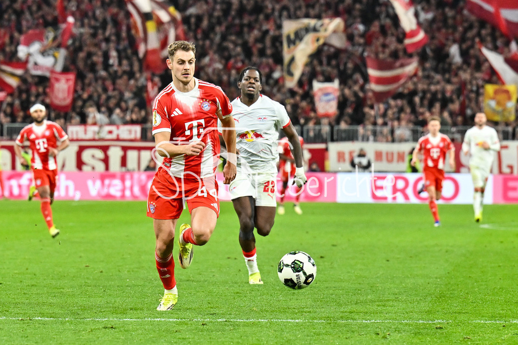 FC Bayern München - RB Leipzig | MUNICH, GERMANY - 11. FEBRUARY: IM DUELL Josip STANISIC (FC Bayern Munich 44) UND Castello LUKEBA (RB Leipzig 23) während dem Spiel zwischen dem FC Bayern München und RB Leipzig beim Viertelfinale des DFB-Pokales in der Allianz Arena