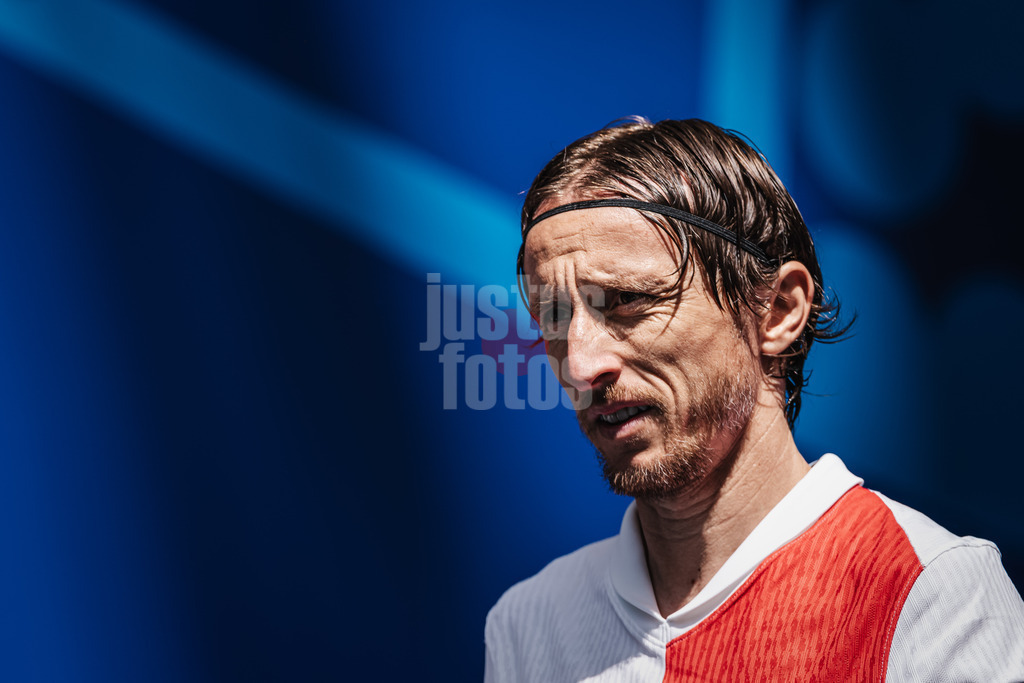 Fußball | Herren | UEFA-Fußball-Europameisterschaft 2024 | Gruppe B | Kroatien vs. Albanien | 19.06.2024 | Luka Modric (#10, Kroatien) beim Einlauf in die Arena