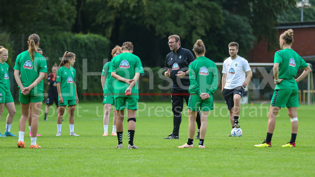 Fussball, Google Pixel Frauen-Bundesliga, Training SV Werder Bremen | v.li.: Thomas Horsch (Trainer, Cheftrainer, SV Werder Bremen) gibt den Spielerinnen des SV Werder Bremen Anweisungen, gestikuliert, mit den Armen gestikulieren