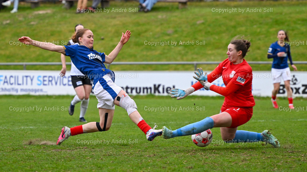 Holstein Kiel vs SV Hastenbeck | Kira Hasse (Holstein #24) scheitert aus Abseitsposition an Sarah Nicotra (Hastenbeck #1) / Fußball-Regionalliga Nord Frauen 2025/2026 / Holstein Kiel vs SV Hastenbeck / Waldwiese / Kiel / 19.04.26 - Realisiert mit Pictrs.com