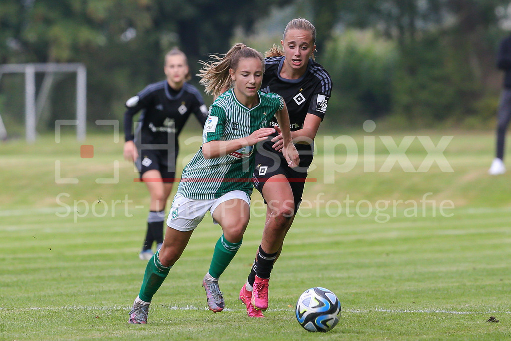Fussball, Testspiel Frauen, Hamburger SV - SV Werder Bremen | v.li.: Michelle Weiß (SV Werder Bremen, 8) und Victoria Schulz (Hamburger SV, 19) im Laufduell, Zweikampf, Duell, Dynamik, Aktion, Action, Spielszene