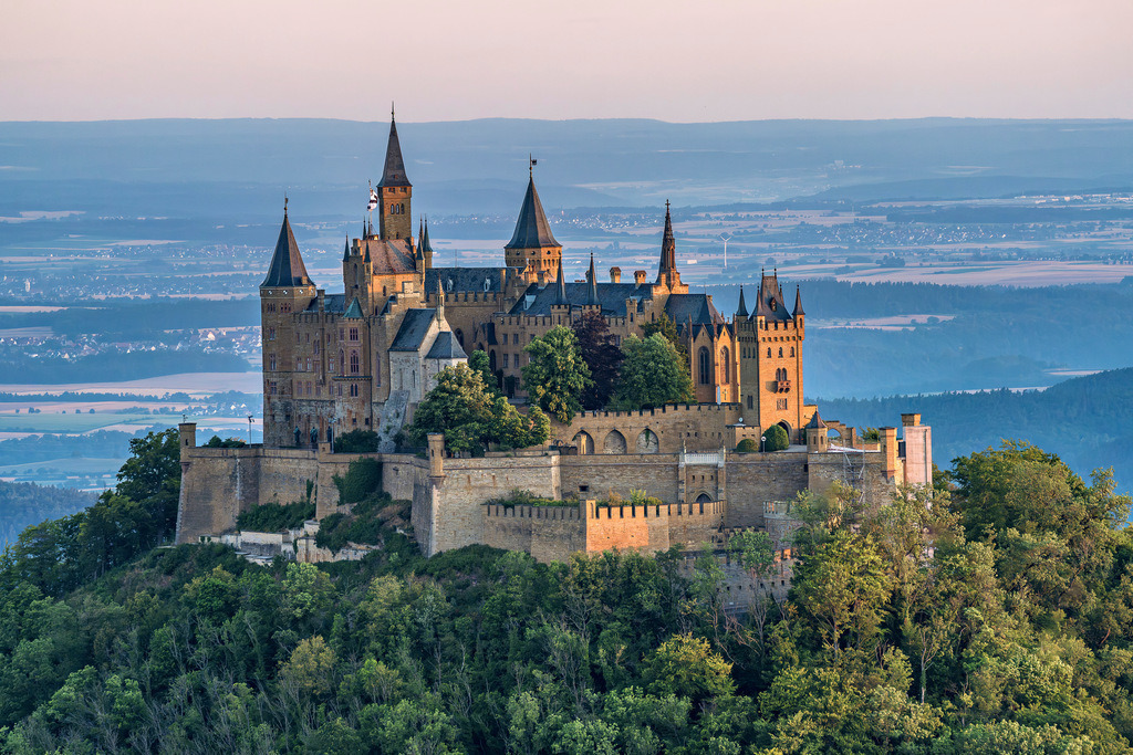 Burg Hohenzollern | Die ersten Sonnenstrahlen erhellen die bekannte Burg Hohenzollern. - Realisiert mit Pictrs.com