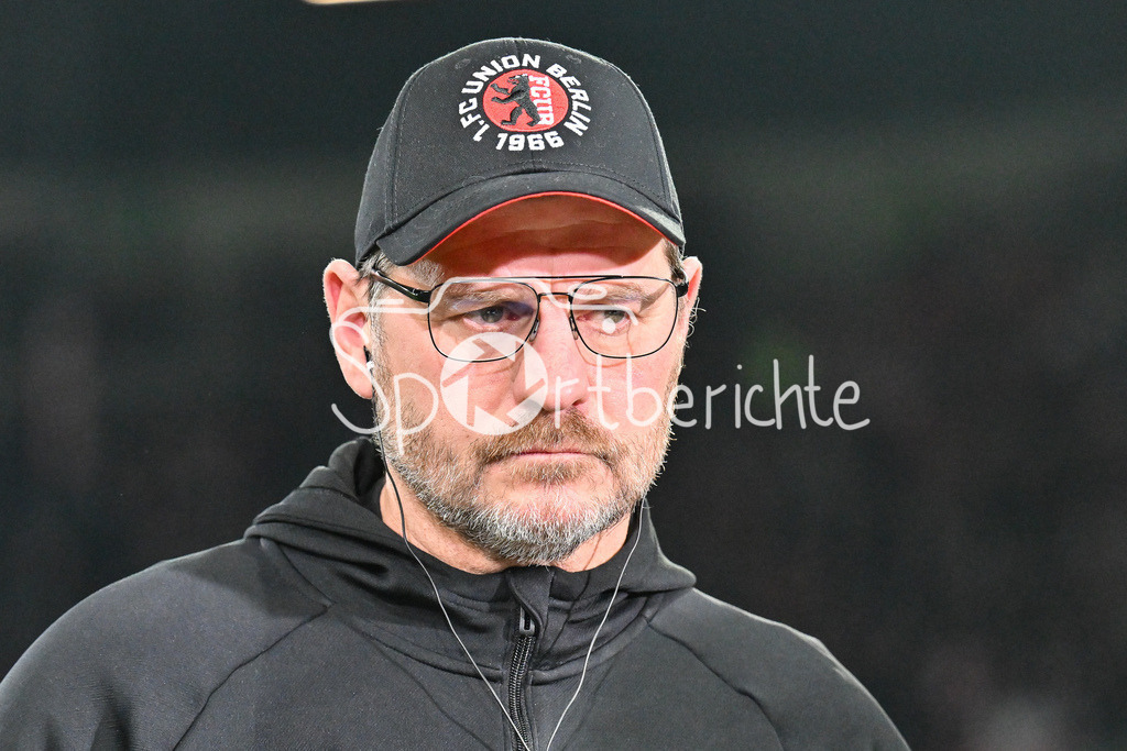 FC Augsburg - 1. FC Union Berlin | AUGSBURG, GERMANY - 15. JANUARY: im Bild Steffen BAUMGART Trainer 1. FC Union Berlin / Einzelfoto / Freisteller vor dem Bundesligamatch zwischen dem FC Augsburg und dem 1. FC Union Berlin am 17. Spieltag in der WWK-Arena / DFL REGULATIONS PROHIBIT ANY USE OF PHOTOGRAPHS AS IMAGE SEQUENCES AND/OR QUASI-VIDEO