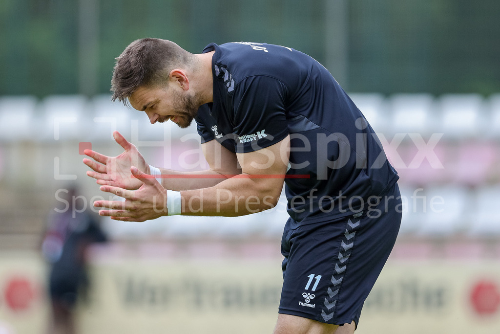 Fussball, Aufstiegsrunde Regionalliga Nord, 1. FC Germania Egestorf-Langreder - SV Todesfelde | Morten Liebert (SV Todesfelde, 11) ärgert sich über eine vergebene Torchance, Chance, Möglichkeit, unzufrieden, enttäuscht, Enttäuschung