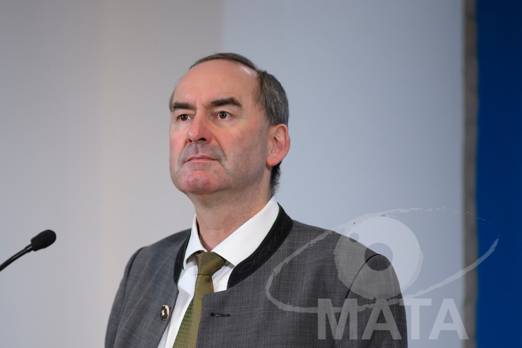 _DW04819 | Bayerns Wirtschaftsminister Hubert Aiwanger (Freie Wähler) Pressekonferenz im Lokschuppen. Rosenheim, 02.12.2025 Bayern Deutschland - Realisiert mit Pictrs.com