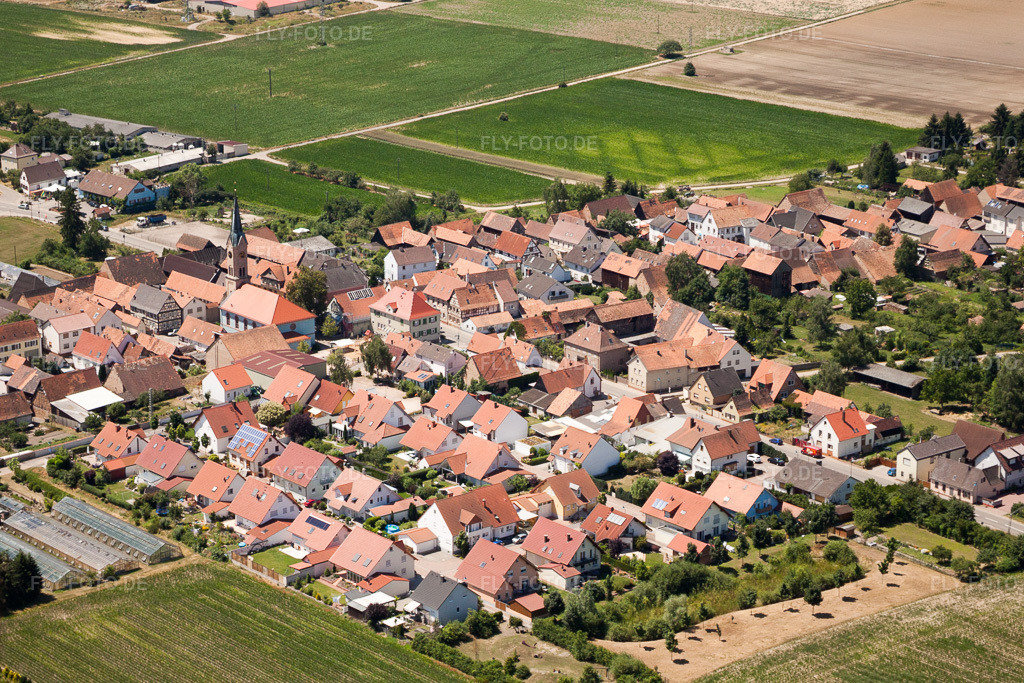 Luftbild: Evangelische Kirche in Erlenbach bei Kandel im Bundesland Rheinland-Pfalz in Deutschland. Foto: IMG_30215.jpg vom 05.07.2010 durch Werner Riehm/FLY-FOTO.deKirchengemeinde Erlenbach - Prot. Kirchengemeinde Erlenbach