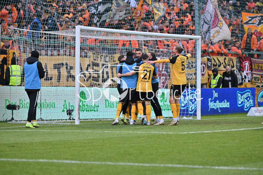 SpVgg Unterhaching - Dynamo Dresden | Jubel der Gaeste nach dem Treffer zum 0-3 durch Stefan KUTSCHKE (Dynamo Dresden 30)  / Tor / Torschuetze / Freude / happy / 3. Liga: SpVgg Unterhaching - Dynamo Dresden, Uhlsportpark am 21.12.2024