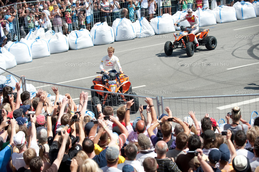 _DSC7128 | Sebastian Vettel beim spektakulären „Home Run“ in Heppenheim: Der Formel-1-Weltmeister fährt im Red-Bull-Rennwagen über die zur Rennstrecke umfunktionierte B3 in seiner Heimatstadt. Tausende Fans feiern ihren Lokalhelden.