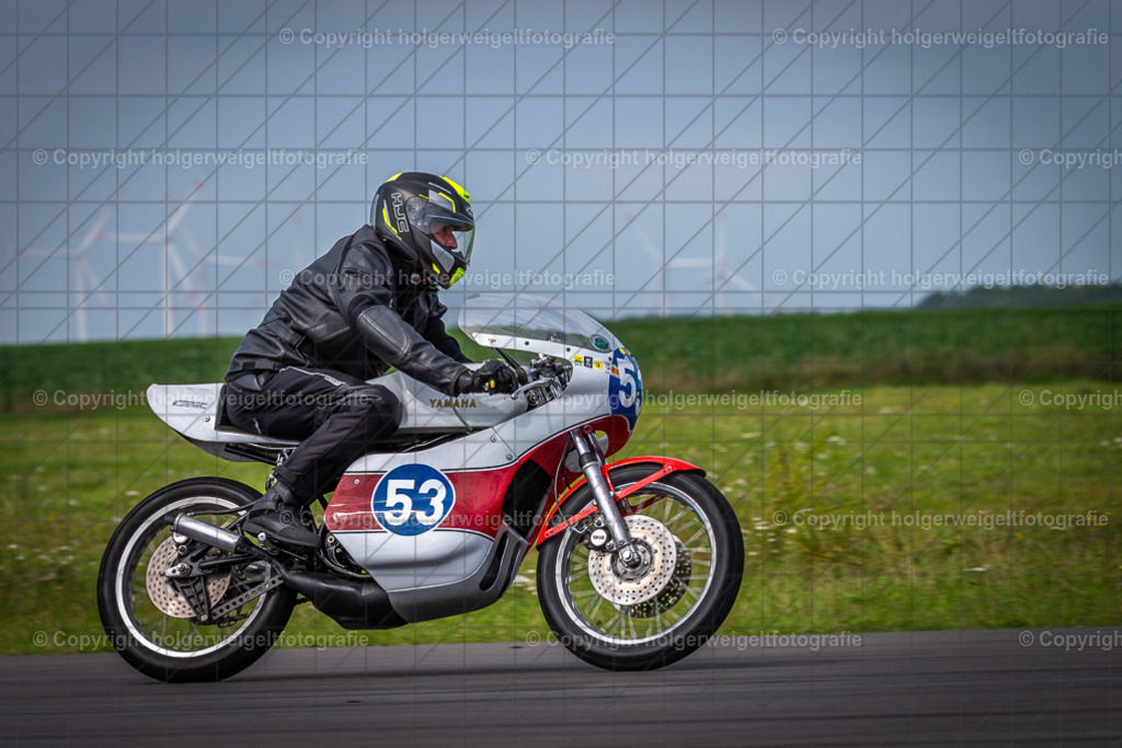 Yamaha TZ 350 Replica | Foto vom 3. Classic Motor Weekend 18. - 20. August 2023 auf dem Flugplatz in Obermehler - Realisiert mit Pictrs.com