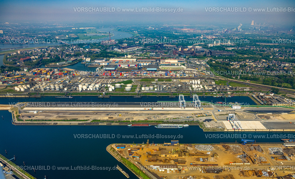 Duisburg240500685 | Luftbild, duisport Hafen Duisburg, Hafengebiet mit Ölinsel, Kohleninsel und Schrottinsel, Fluss Rhein und Ortsansicht Duisburg,  Fernsicht mit Himmel und Dunstschleier, Ruhrort, Duisburg, Ruhrgebiet, Nordrhein-Westfalen, Deutschland