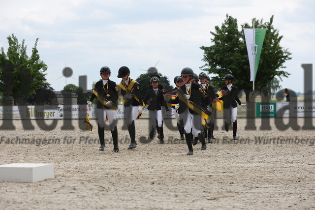 Rot am See_SD-Ponymeisterschaft_Meisterehrung_Dressur (87) | Alle Fotos der Reiterjournal Fotografin Doris Matthaes im Reiterjournal Online-Fotoshop. - Realisiert mit Pictrs.com