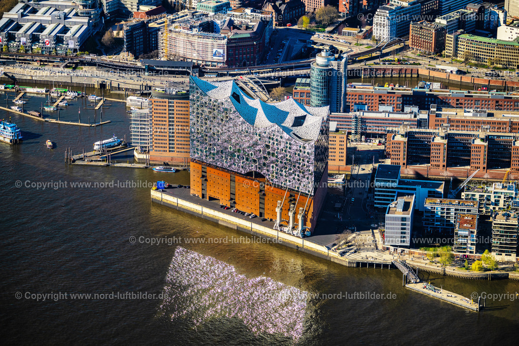 Hamburg_Elbphilharmonie_ELS_3343060425 | HAMBURG 06.04.2025 Elbphilharmonie am Ufer der Elbe in Hamburg. Das Konzerthaus- Gebäude im Stadtteil Hamburg-HafenCity befindet sich am Ufer der Elbe der Hansestadt. Weiterführende Informationen bei: BGT Bischoff Glastechnik AG,  Drees & Sommer SE,  Herzog & de Meuron,  IBB GmbH - Ingenieurbüro für Brandschutz von Bauarten,  Ingenieurbüro Dr. Siebert Büro für Bauwesen,  Quantum Immobilien AG,  ReGe Hamburg Projekt-Realisierungsgesellschaft mbH. // The Elbe Philharmonic Hall on the river bank of the Elbe in Hamburg. Further information at: BGT Bischoff Glastechnik AG,  Drees & Sommer SE,  Herzog & de Meuron,  IBB GmbH - Ingenieurbuero fuer Brandschutz von Bauarten,  Ingenieurbuero Dr. Siebert Buero fuer Bauwesen,  Quantum Immobilien AG,  ReGe Hamburg Projekt-Realisierungsgesellschaft mbH. Foto: Martin Elsen