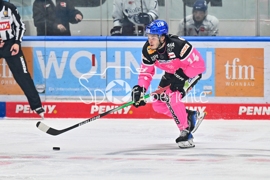 Augsburger Panther - Straubing Tigers | am Puck D. J. BUSDEKER (Augsburger Panther #14) / Freisteller / Einzelfoto / DEL: Augsburger Panther - Straubing Tigers, Curt Frenzel Stadiom am 20.10.2024
