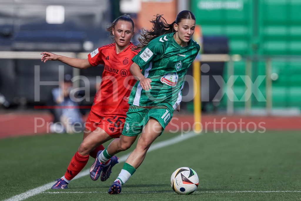 Fussball, Google Pixel Frauen-Bundesliga, SV Werder Bremen - FC Bayern München | v.li.: Samantha Kerr (FC Bayern München, 26) und Tuana Mahmoud (SV Werder Bremen, 10) im Zweikampf, Duell, Dynamik, Aktion, Action, Spielszene, DIE DFB-RICHTLINIEN UNTERSAGEN JEGLICHE NUTZUNG VON FOTOS ALS SEQUENZBILDER UND/ODER VIDEOÄHNLICHE FOTOSTRECKEN. DFB REGULATIONS PROHIBIT ANY USE OF PHOTOGRAPHS AS IMAGE SEQUENCES AND/OR QUASI-VIDEO.