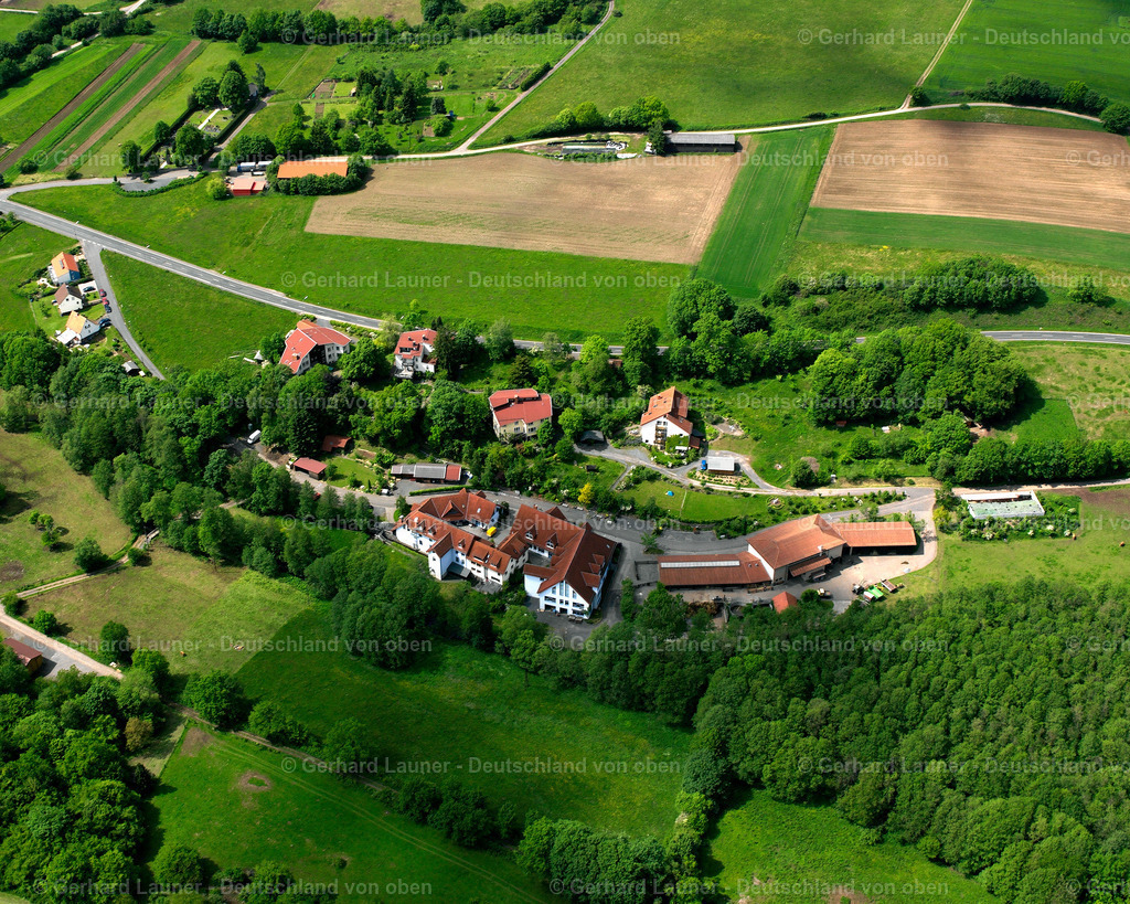 2615394 | ALTENSCHLIRF 09.06.2006 Landwirtschaftliche Nutzflächen und Feldgrenzen  umsäumen das Siedlungsgebiet des Dorfes in Altenschlirf im Bundesland Hessen, Deutschland // Agricultural land and field boundaries surround the settlement area of the village  in Altenschlirf in the state Hesse, Germany Foto: Gerhard Launer
