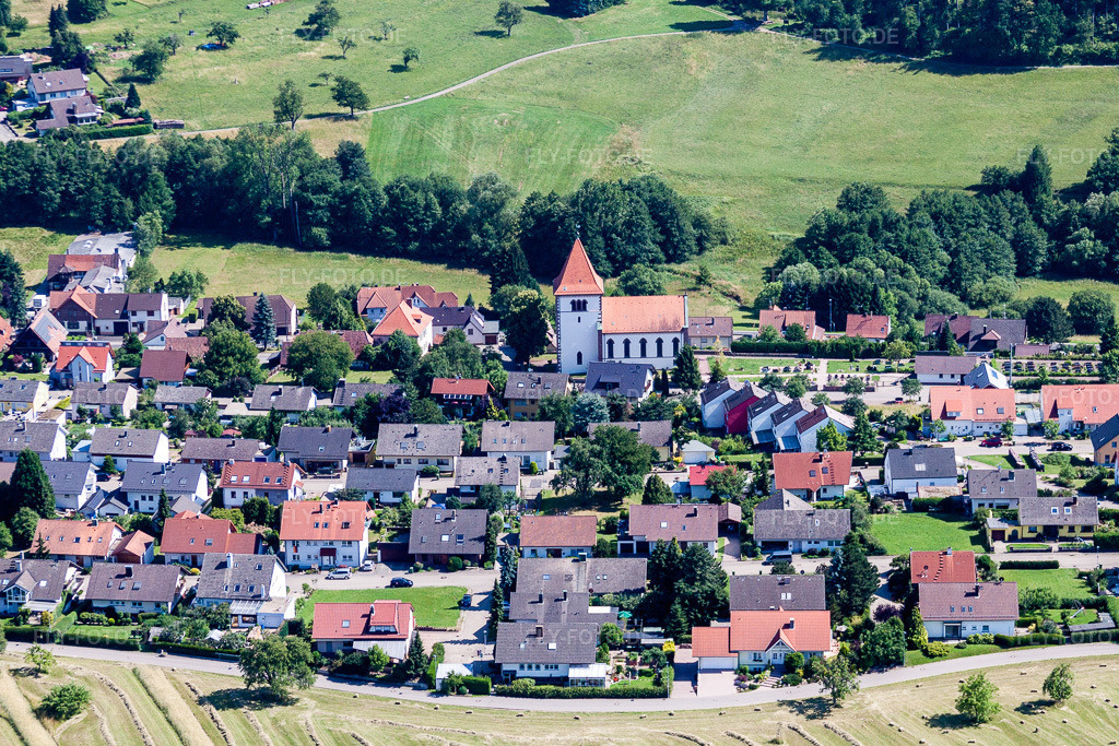 Luftbild: Kirchengebäude im Dorfkern im Ortsteil Langenalb in Straubenhardt im Bundesland Baden-Württemberg in Deutschland. Foto: IMG_42160.jpg vom 27.06.2011 durch Werner Riehm/FLY-FOTO.de