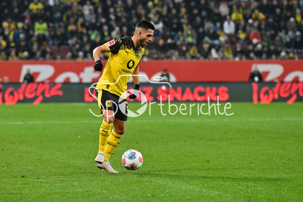 FC Augsburg - Borussia Dortmund | AUGSBURG, GERMANY - with ball Yan COUTO (Borussia Dortmund 2) during the bundesliga match between FC Augsburg vs. Borussia Dortmund on matchday 9 at WWK Arena on October 31, 2025 in Augsburg, Germany / DFL REGULATIONS PROHIBIT ANY USE OF PHOTOGRAPHS AS IMAGE SEQUENCES AND/OR QUASI-VIDEO / Carney CHUKWUEMEKA (Borussia Dortmund 17)