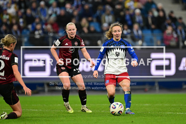 Fußball I Frauen I Saison 2025-2026 I Bundesliga I 10. Spieltag I Hamburger SV - 1. FC Nürnberg I 47129 | Aleigh Gambone (16, 1. FC Nürnberg) Melanie Brunnthaler (11, Hamburger SV) - Realisiert mit Pictrs.com