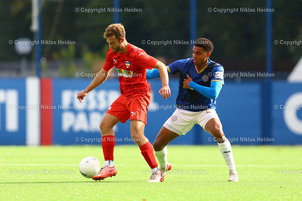 NH_HolsteinKielU23_InterTürksporKiel_FlensOberliga_05102025 | #6 Ikem Ugoh (Holstein Kiel U23), #15 Till Bömer (Inter Türkspor Kiel)Fußball I Herren I Flens Oberliga I Saison 2025-2026  I 11. Spieltag I Holstein Kiel U23 - Inter Türkspor Kiel I 05.10.2025 I Citti-Fußball-Park