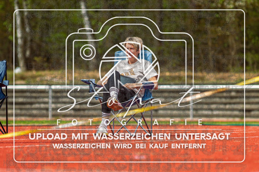 KMHK-1076 | Annette Funck bei den Kreismeisterschaften Leichtathletik-Wurf Heidekreis 2026 im Boehmewaldstadion, Soltau (Simon Paul Stopat) - Realisiert mit Pictrs.com