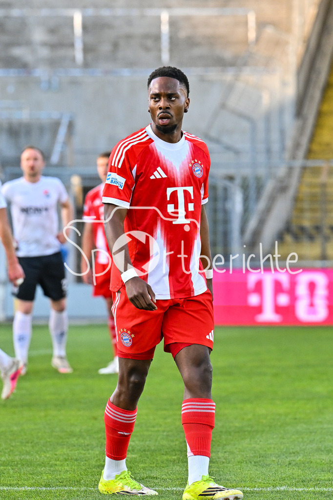FC Bayern Amateure - TSV Aubstadt | MÜNCHEN, GERMANY - 24. APRIL: im Bild Michael SCOTT (FC Bayern München II 11) während dem Match zwischen den Amateuren des FC Bayern und dem TSV Aubstadt am 31. Spieltag der Regionalliga Bayern im Grünwalder Stadion