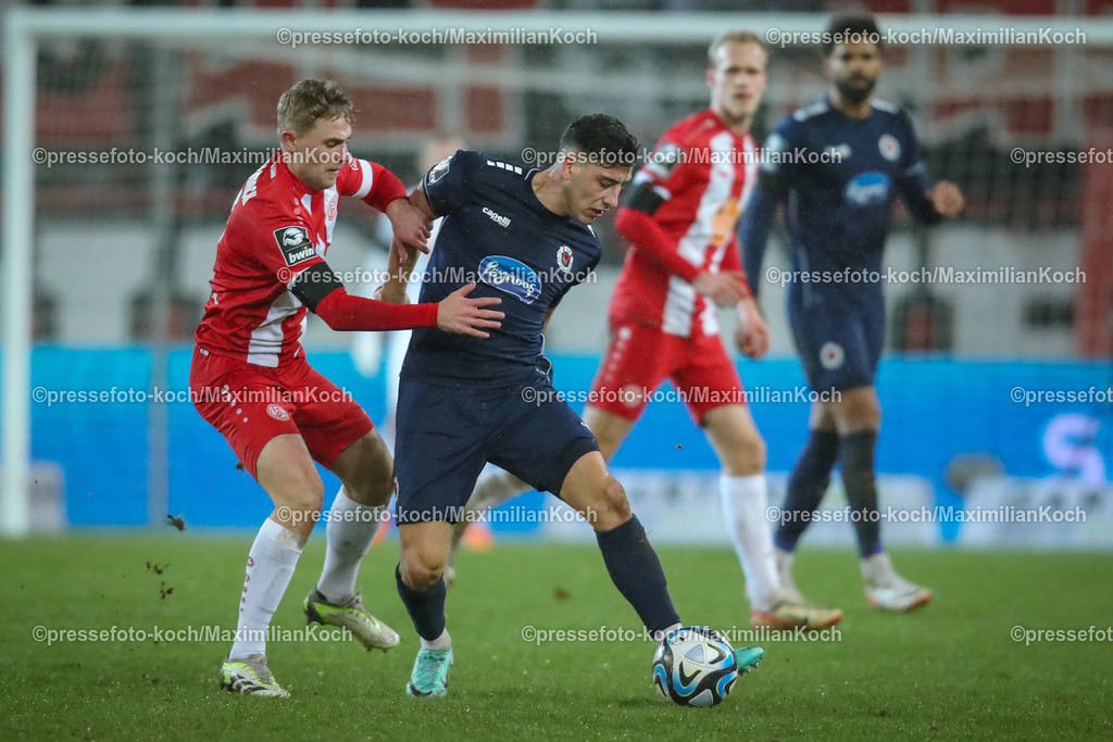 RWE3Liga23012401006 | 23.01.2024, Essen, Fußball, bwin 3. Liga Herren, Stadion an der Hafenstraße, 22. Spieltag Saison 2023 2024, Rot-Weiss Essen – FC Viktoria Köln:  Marvin Obuz (Rot-Weiss Essen) gegen Stefano Russo (Viktoria Köln). 
DFB regulations prohibit any use of photographs as image sequences and or quasi-video.