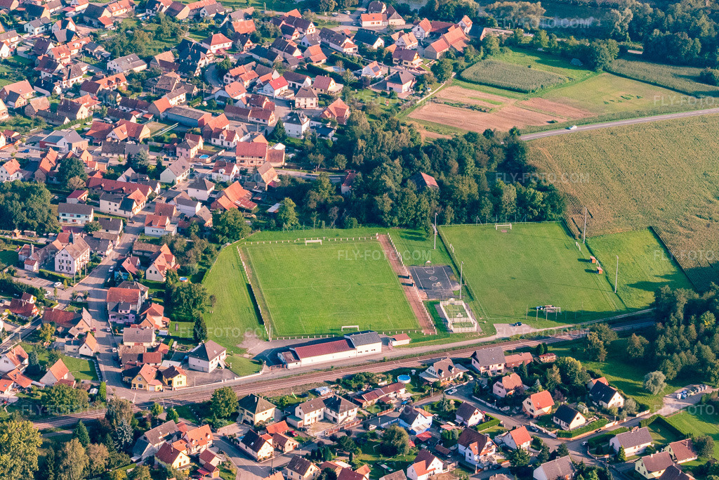 Aerial view: Stade Charles Kléthi in Rountzenheim in the state Bas-Rhin, France. – Photo: P1000938.jpg taken on 09/15/2014 by Werner Riehm/FLY-FOTO.com – Resolution of the original: 5472 x 3648 px – Club | S. REUNIS ROUNTZENHEIM AUENHEIM | \xc3\x89preuves | F\xc3\xa9d\xc3\xa9ration Fran\xc3\xa7aise de Football (FFF)