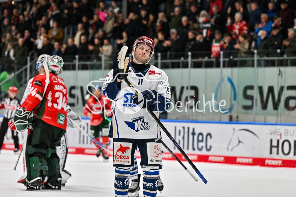 Augsburger Panther - Schwenninger Wild Wings | AUGSBURG, DEUTSCHLAND - 2. NOVEMBER: Die Spieler der Wild Wings bedanken sich bei den mitgereisten Fans nach dem Ligaspiel zwischen den Augsburger Panthern und den Schwenninger Wild Wings am 17. Spieltag der Penny DEL im Curt Frenzel Stadion am 02.11.2025 / Danny O`REGAN (Schwenninger Wild Wings 11)