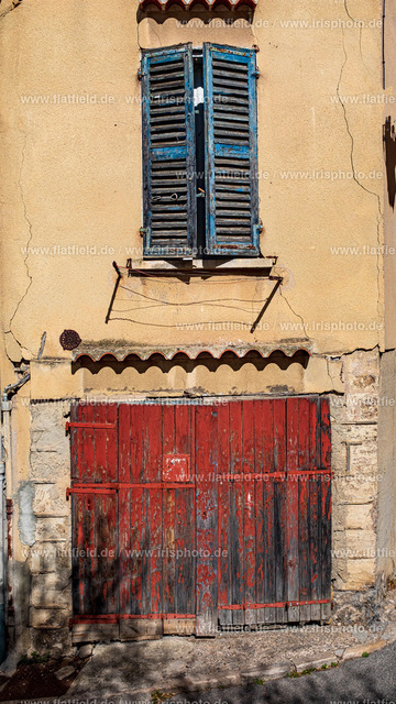 Rotes Tor in der Provence | Straßenfoto | aus Brignoles | Fotografie aus der Provence