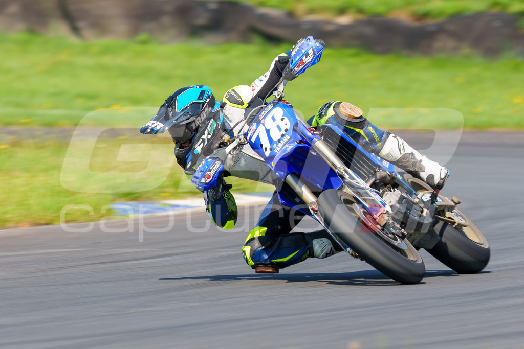 G-Cup + Supermoto Staatsmeisterschaft + Hungarian Supermoto Championship | GRIPcapture steht für authentische Sportfotografie in Österreich – für Momente, die mehr sind als Geschwindigkeit oder Ergebnis. Es geht um Emotion, Spannung, Fokus und den Augenblick, der oft nur einen Wimpernschlag dauert.Ob Motorsport, Teamsport oder 
