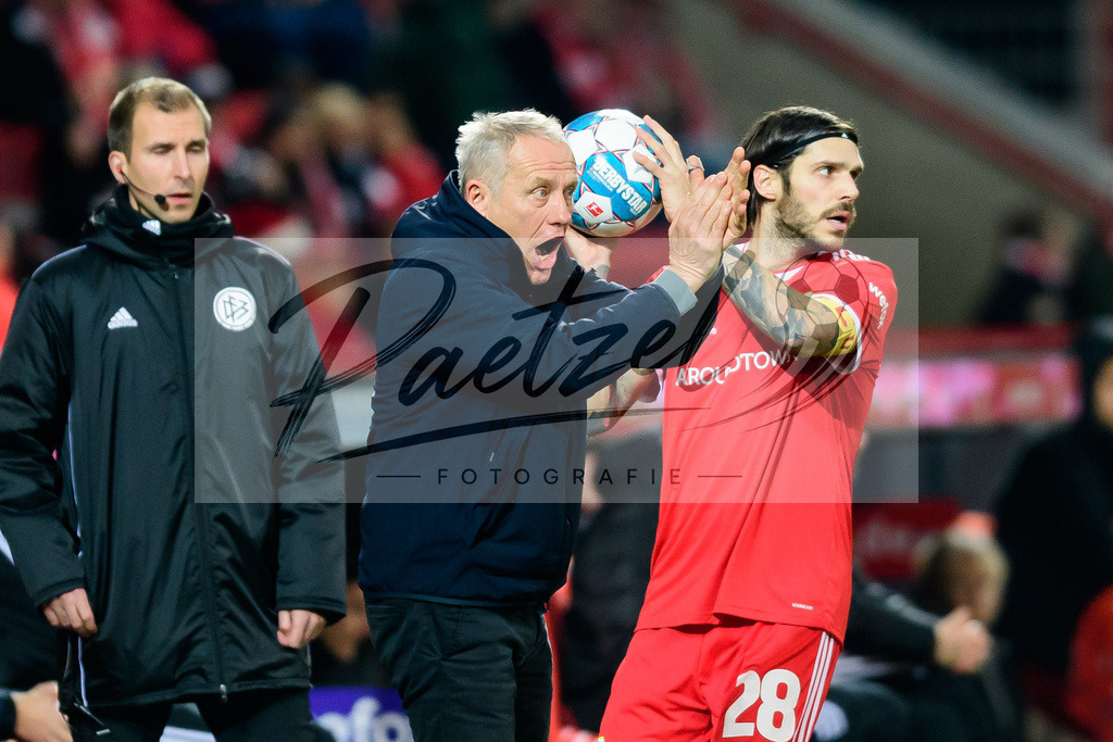 FCUFRE20211215_018 | Fussball, Herren: Trainer Christian Streich (SC Freiburg) gestikuliert, Gestik bei dem Spiel der 1. Bundesliga zwischen 1. FC Union Berlin und SC Freiburg im Stadion An der Alten Foersterei am 15.12.2021 in Berlin, Deutschland.DFB / DFL REGULATIONS PROHIBIT ANY USE OF PHOTOGRAPHS AS IMAGE SEQUENCES AND/OR QUASI-VIDEO. - Realisiert mit Pictrs.com