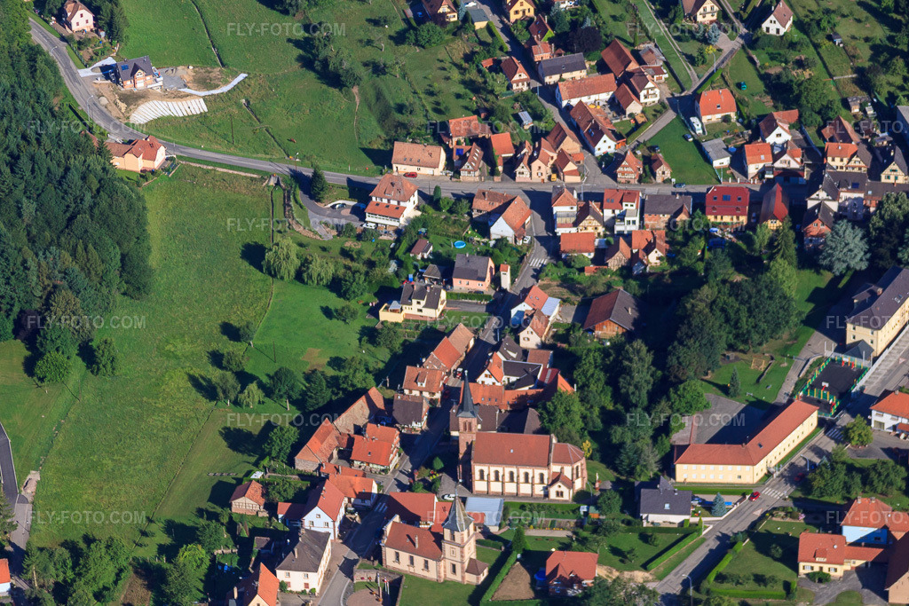 Aerial view: Two church buildings Rue des Églises in Climbach in the state Bas-Rhin, France. – Photo: IMG_31098.jpg taken on 08/07/2010 by Werner Riehm/FLY-FOTO.com – Resolution of the original: 4239 x 2826 px
