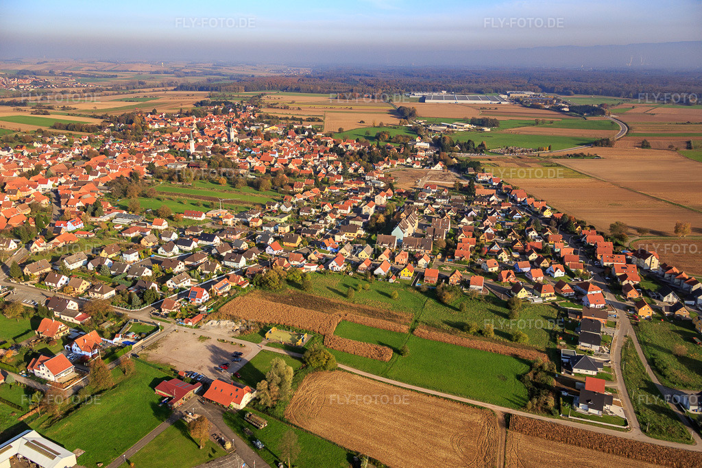 Luftbild: Ortsansicht von Westen in Hatten im Bundesland Bas-Rhin in Frankreich. – Foto: IMG_075626.jpg vom 01.11.2014 durch Werner Riehm/FLY-FOTO.de – Auflösung des Originals: 5472 x 3648 px