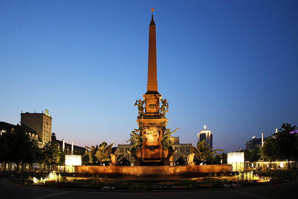 Foto: Leipzig - Mendebrunnen bei Nacht | Das Team hinter BILDLEXIKON LEIPZIG bündelt historische wie aktuelle Informationen über die Stadt Leipzig in Text und Bild auf einer Plattform und stellt diese der interessierten Öffentlichkeit zur Verfügung.