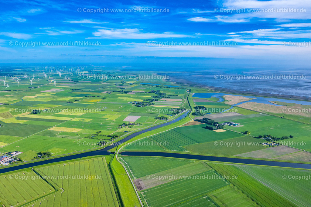 Ockholm_ELS_0672300523 | OCKHOLM 30.05.2023 Bauernhöfe am Rande von landwirtschaftlichen Feldern und Nutzflächen in Ockholm Nordfriesland im Bundesland Schleswig-Holstein, Deutschland. Deich- Landschaft mit Wolken -Himmel am Nordfriesischen Wattenmeer. // Farms on the edge of agricultural fields and farmland in Ockholm Nordfriesland in the state Schleswig-Holstein, Germany. Foto: Martin Elsen