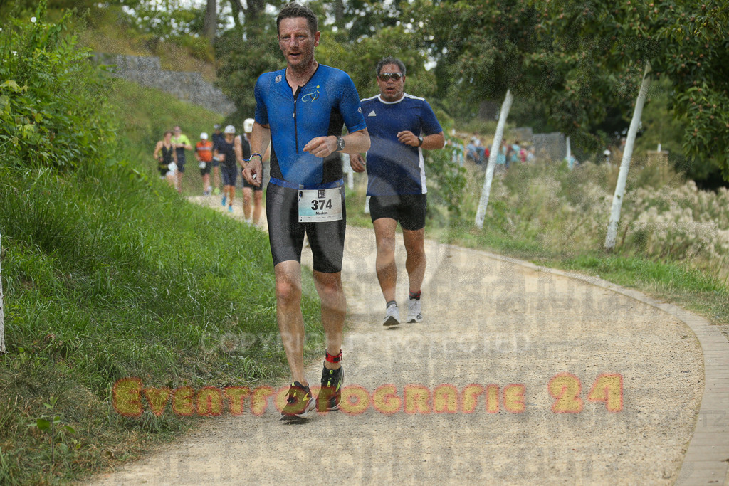 250824_1349_EX1_3850 | Sportfotografie im Rhein-Sieg Kreis, Köln, Bonn, NRW, Rheinland Pfalz, Hessen, etc. Unser Tätigkeitsfeld umfasst den Laufsport vom Volkslauf über den Marathon, Duathlon, Triathon bis zum Ultralauf wie Kölnpfad Ultra oder Schindertrail.