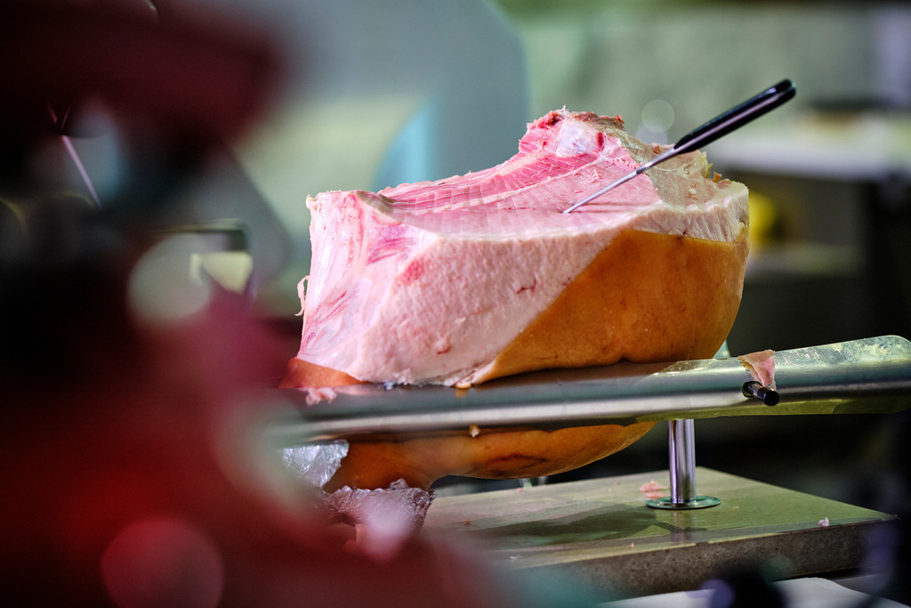 Thum Schinken | WIen, Austria - November 11, 2019: Thum Schinken; Beinschinken an der Theke. - Realisiert mit Pictrs.com